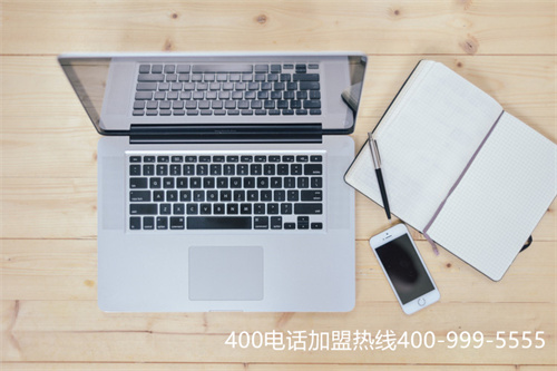 桌上放有筆記本電腦、筆記本、筆及手機